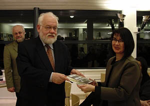 Overijssels gedeputeerde Jan Kristen overhandigt een exemplaar van het boekje aan de kunstenares Gery Bouw.